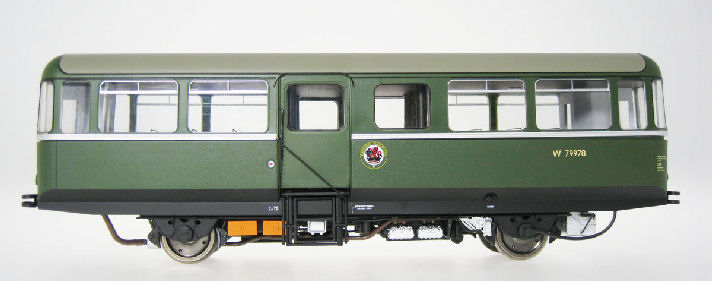 Heljan AC railbus Dark Green with small yellow warning panels